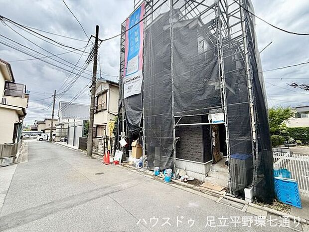 前面道路から建物全体を確認でき、周辺環境や街並みも把握しやすい現地です。