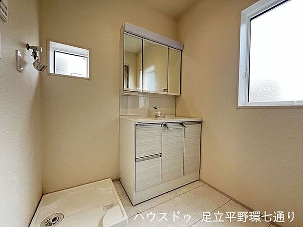 三面鏡付き洗面化粧台と洗濯機置場を備えた、使いやすい洗面スペースです。タッチレス水栓を採用しておりスムーズに手洗いが可能。