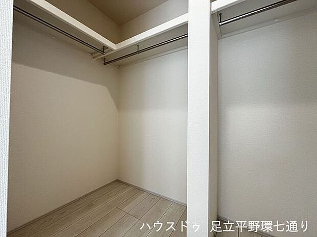 広々としたウォークインクローゼット。照明付きで荷物の出し入れもらくらく。