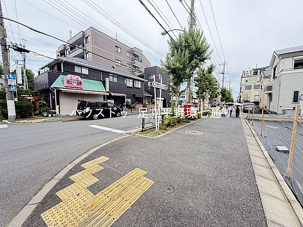 周辺には生活利便施設が点在し、買い物や日常生活を身近でサポートする便利な住環境です。