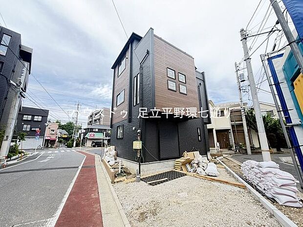 歩道が整備された前面道路に面し、小さなお子様とのお出かけや通学時にも安心感があります。