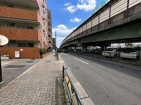 歩道のある前面道路に面し、駅や周辺施設への移動もしやすい立地です。