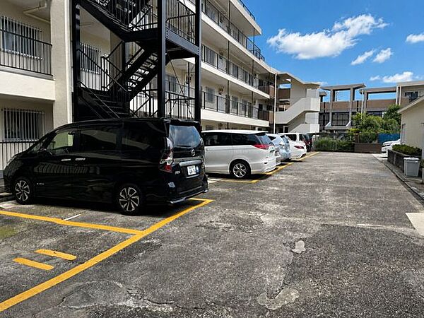 敷地内駐車場を備え、お車をお持ちの方にも便利な住環境です。