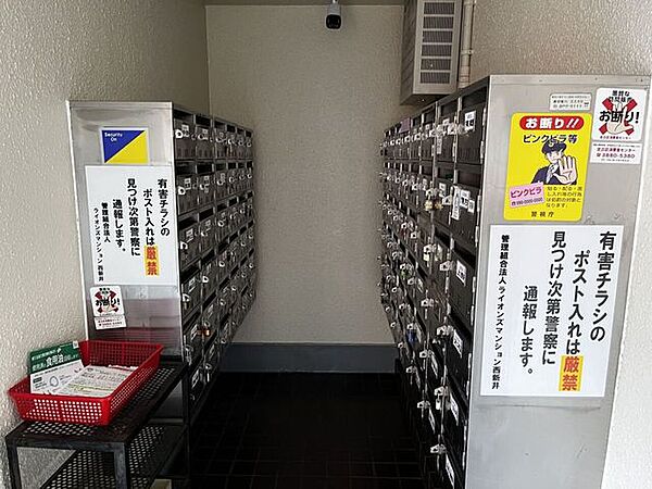 集合ポストは屋根付きの共用部内にあり、雨の日の郵便確認もスムーズです。