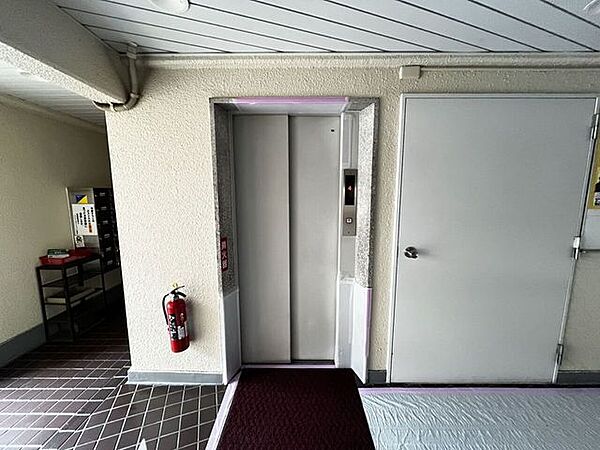 エレベーター完備で上階への移動も快適。共用部も屋根付きで雨の日も安心です。