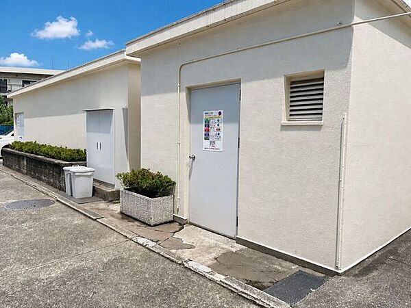 敷地内にゴミ置場を備え、外出時や帰宅時にも利用しやすい配置です。