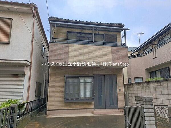 ベージュ系のタイル調外壁が印象的な外観。街並みに自然になじむ、温かみのあるデザインです。