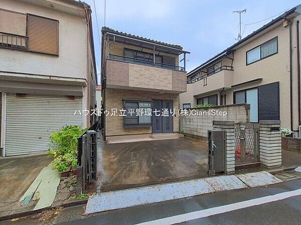 落ち着いた住宅街に佇む、バルコニー付きの2階建住宅。シンプルで親しみやすい外観です。