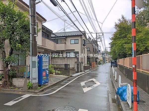 周辺は戸建住宅が並ぶ穏やかな住環境。車の通行量も比較的少なく、落ち着いた暮らしが期待できます。