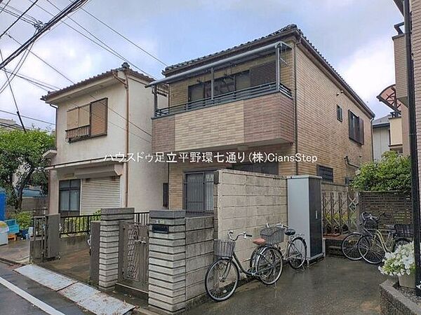 ベージュ系のタイル調外壁が印象的な外観。街並みに自然になじむ、温かみのあるデザインです。