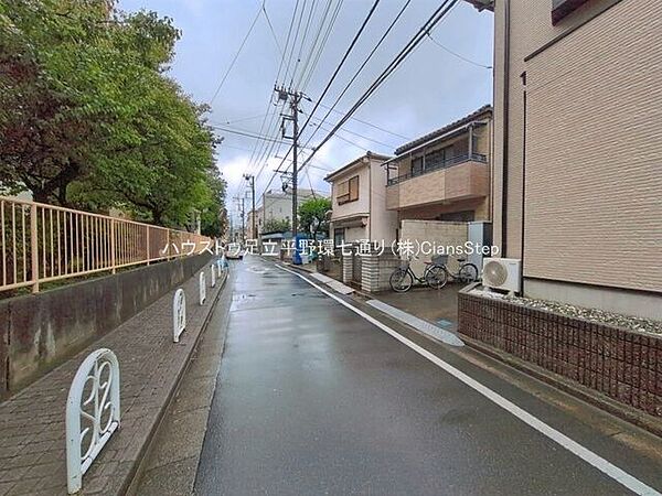 緑を身近に感じられる前面道路。住宅街ならではの静かな雰囲気が広がっています。