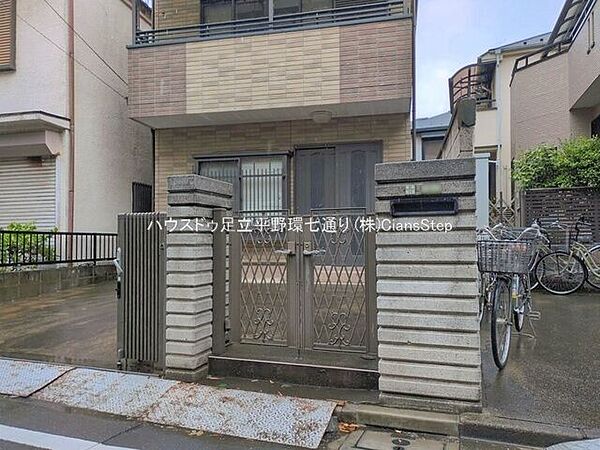重厚感のある門柱と門扉が住まいを演出。道路との境界が分かりやすく、防犯面にも配慮された設計です。