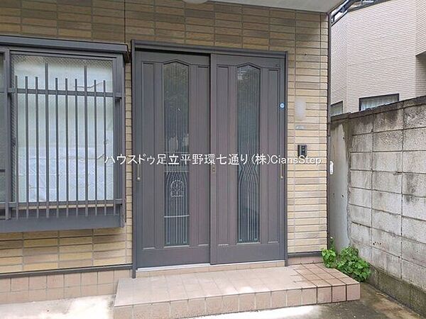 玄関は段差が少なく出入りしやすいアプローチ。ダブルドア仕様で開口部にゆとりがあります。