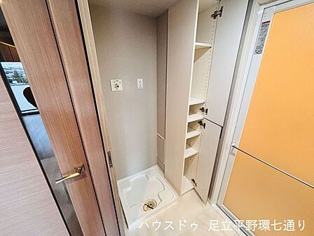 洗濯機置場横に収納棚があり、洗剤やリネン類の保管にも便利です。
