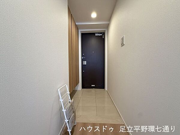 玄関から室内を見渡しにくい廊下設計。収納も備え、住空間をすっきり見せやすい間取りです。