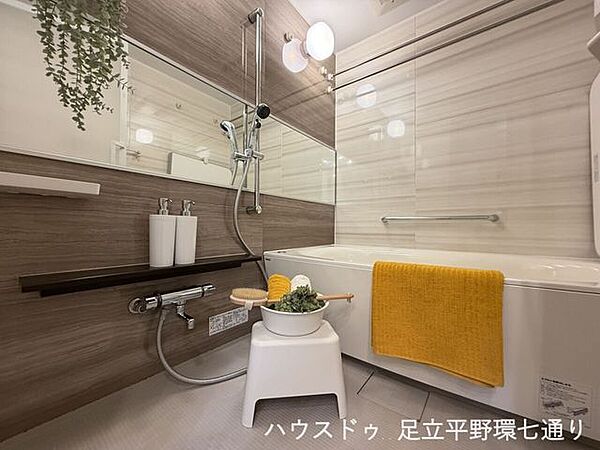 浴室換気乾燥機やミストサウナを備えた快適なバスルーム。毎日の疲れを癒すくつろぎの空間です。