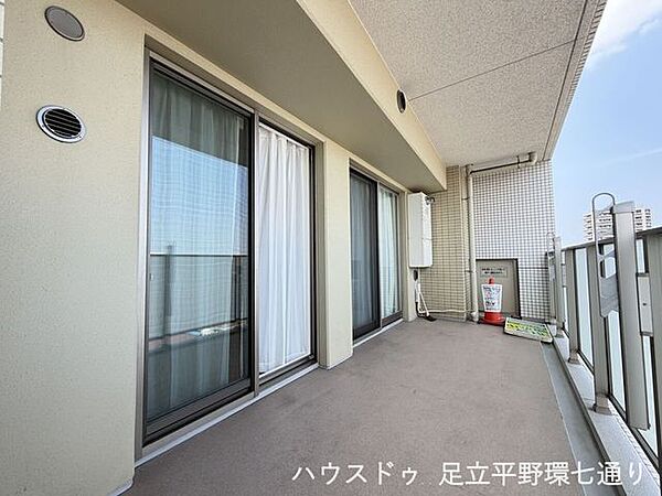 複数の居室から出入りできる広々としたバルコニー。採光や通風を取り込みやすい住戸です。