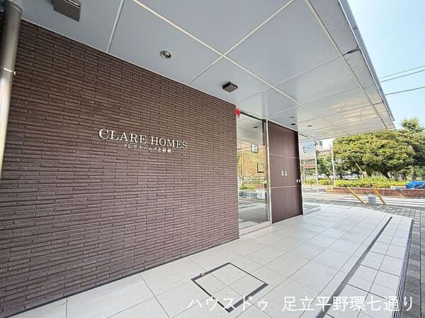 上品なデザインのエントランス。屋根付きのアプローチで、天候を気にせず出入りしやすい造りです。