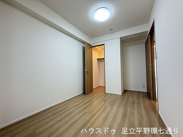 木目調の床が落ち着いた印象の洋室。ウォークインクローゼット付きで、室内を広く使いやすい空間です。