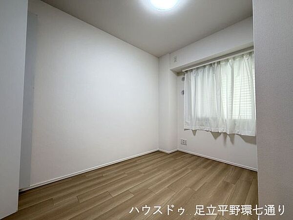 シンプルで使いやすい洋室。収納付きで居住空間を広く活用でき、主寝室や子ども部屋にもおすすめです。
