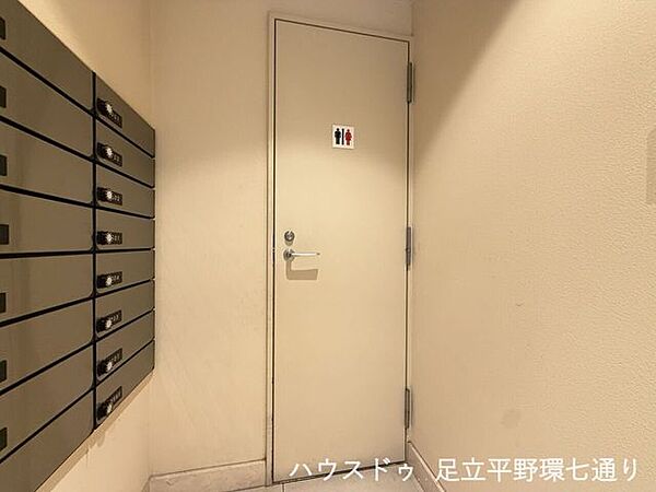 集合郵便受けが設けられた共用スペース。屋内にあるため、雨天時も郵便物を受け取りやすい環境です。