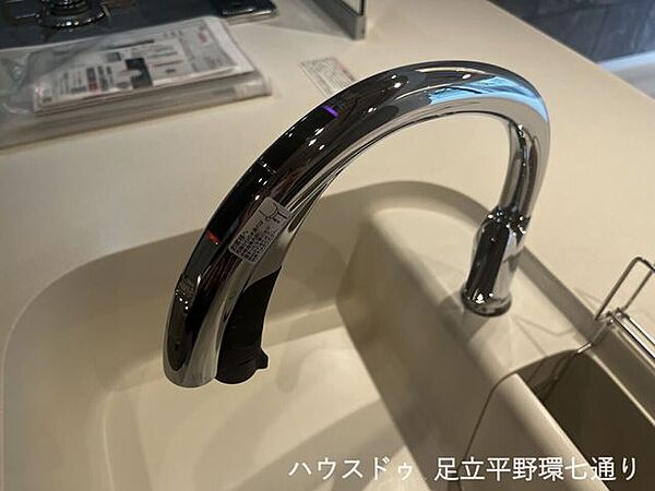 スタイリッシュな水栓を採用し、見た目と使い勝手を両立。毎日の家事を快適に支えます。