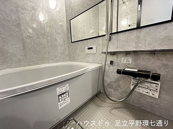 落ち着いたアクセントパネルが印象的な浴室。ゆったり浴槽で一日の疲れを癒せます。