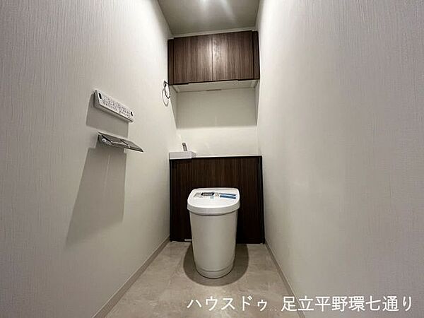 清潔感のあるトイレ空間。上部収納や手洗い付きで、使い勝手にも配慮された設計です。