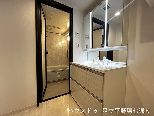 三面鏡洗面化粧台を備えた洗面室。身支度しやすく、収納力もありすっきり保てます。