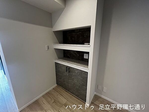 飾り棚と収納を備えた便利なカウンタースペース。小物の整理や家電置場としても活躍します。