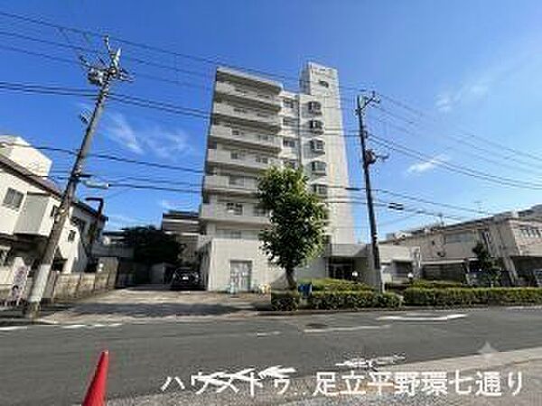 物件前の道路は平坦でゆとりがあり、視界が開けていて見通しも良好です。路面には自転車ナビマークも標示されており、車だけでなく自転車での移動や通行も安全でスムーズに行えます。