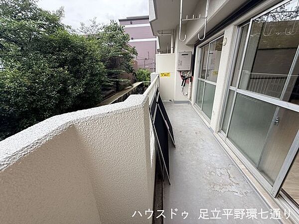 奥行きのあるバルコニーで、通風も良好。住戸に明るさと開放感をもたらします。