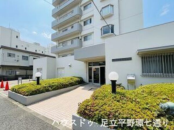 豊かな植栽の緑が美しく整えられた、開放的なエントランスアプローチです。夜間も足元を明るく照らす照明が設置されており、段差の少ないスロープ仕様でベビーカーや車椅子の移動もスムーズです。