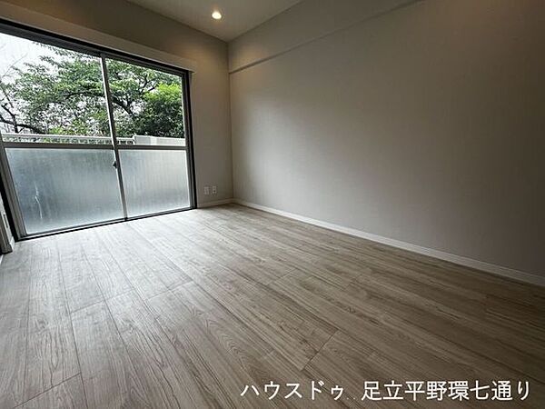 全居室フローリング仕様でお手入れ簡単。大きな窓から自然光が差し込み、収納付きの洋室は寝室や書斎にもおすすめです。