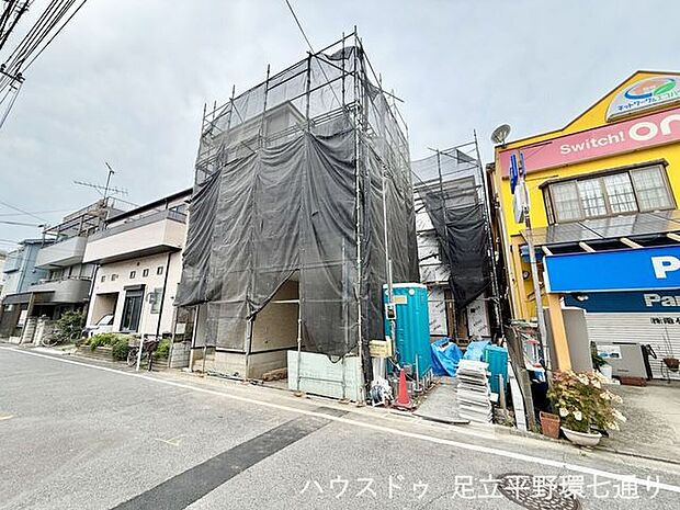 前面道路に面した開放感ある立地。車の出入りや現地確認もしやすい住環境です。