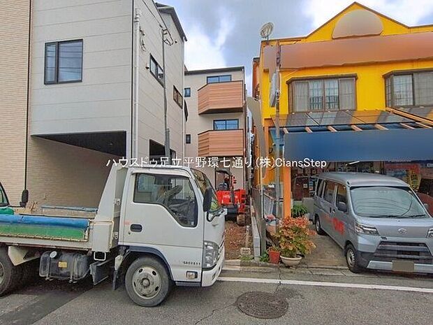 前面道路に面した開放感ある立地。車の出入りや現地確認もしやすい住環境です。