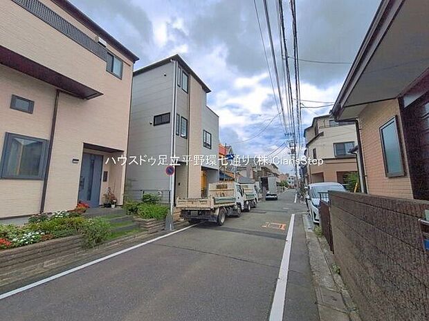 周辺は住宅が建ち並ぶ落ち着いた環境。生活利便施設も身近に感じられる立地です。