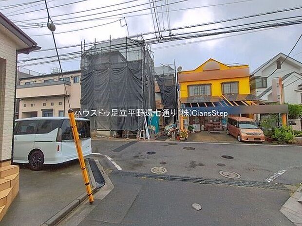 見通しの良い前面道路に面した、開放感のある住環境。落ち着いた住宅街で、車の出し入れもしやすい立地です。