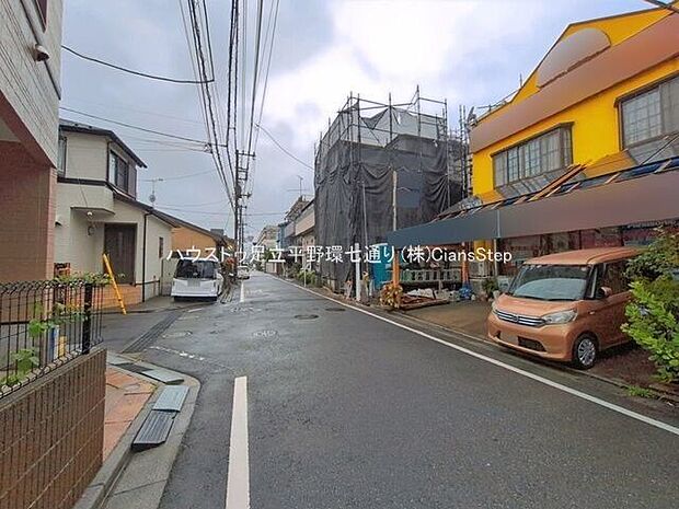落ち着いた住宅街に位置し、前面道路は見通しの良い開放的な環境。車の出し入れもしやすく、穏やかな住環境が魅力です。