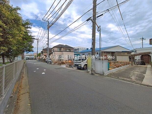 見通しの良い前面道路に面した、開放感のある住環境。落ち着いた住宅街で、車の出し入れもしやすい立地です。