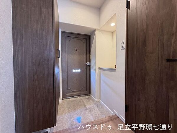 すっきりとした玄関スペース。カウンター付きで、小物や鍵置き場としても活用できます。