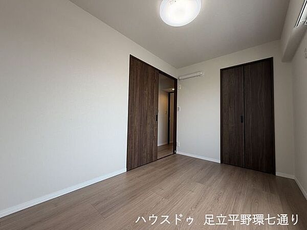 収納付きの洋室でお部屋をすっきり保ちやすい空間。明るい床色もお部屋を広く見せます。