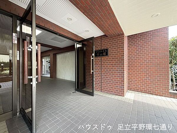 レンガ調の壁が印象的なマンション入口。落ち着きのある雰囲気で住まう方を迎えます。