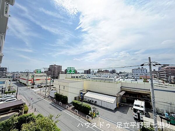 開けた眺望が広がり、空の広さを感じられる住戸。晴れた日は気持ちの良い景色が楽しめます。
