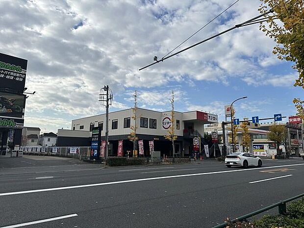 スシロー 環七青井店環七沿いでアクセス抜群。人気ネタから季節限定まで幅広く楽しめ、回転も早く家族連れにも使いやすい店舗。安定した品質で気軽に寿司を味わえます。 460m