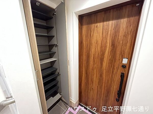 可動棚付きのシューズ収納を備え、靴や小物をすっきり整理できる玄関です。