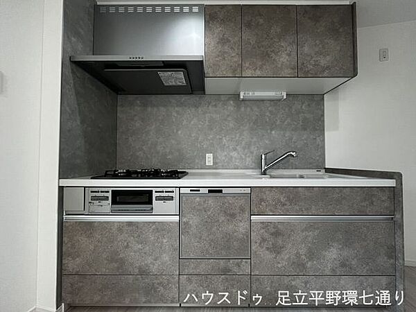 グレー調でまとめたスタイリッシュなキッチン。生活感を抑えた上質な印象です。