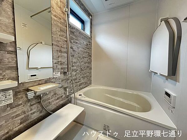浴室乾燥機付きのバスルーム。雨の日の洗濯やカビ対策にも役立ちます。