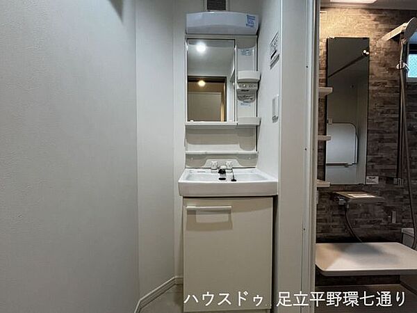 独立洗面台付きで、身支度や手洗いがしやすい使い勝手の良い洗面スペースです。