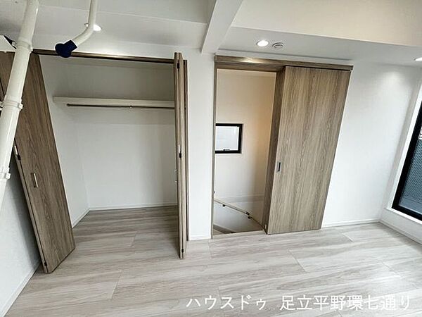 扉付き収納を備えた洋室。衣類や季節物をすっきり片付けやすい使い勝手の良い空間です。